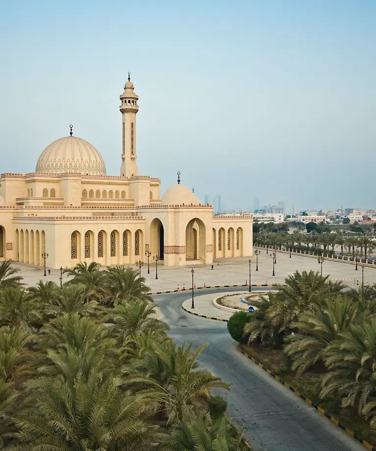 Zusehen ist eine weiße Moschee.