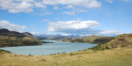 Man sieht einen See inmitten einer Berglandschaft.