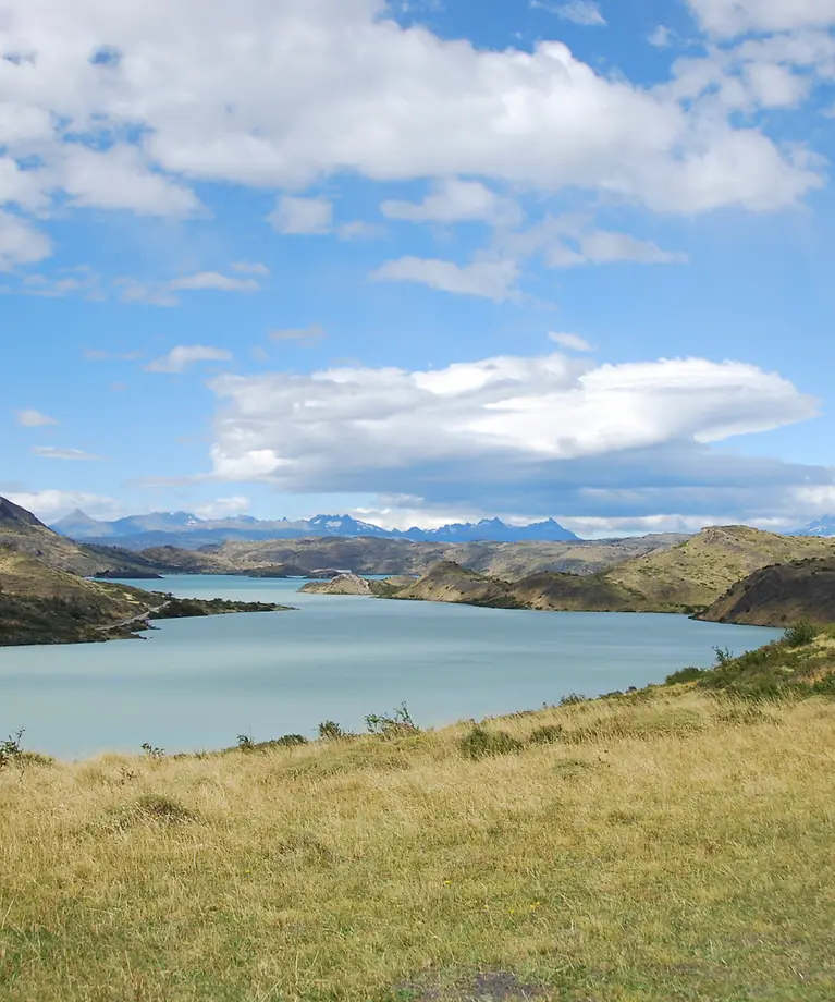 Man sieht einen See inmitten einer Berglandschaft.