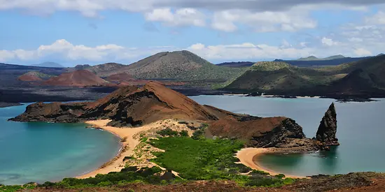 Man erkennt die Galapagosinseln. Im Hintergrund sind Berge zu sehen. Links und rechts ist Wasser.