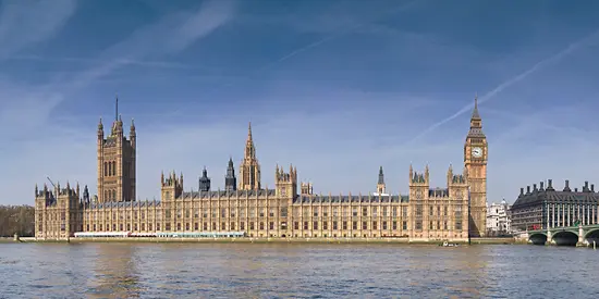 Man sieht das bekannte Wahrzeichen Big Ben in London.