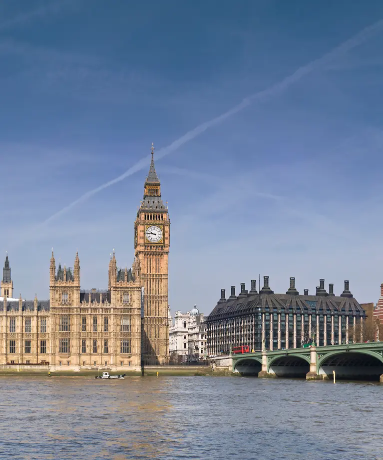 Man sieht das bekannte Wahrzeichen Big Ben in London.