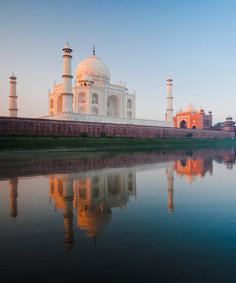 Das Bild zeigt den berühmten Palast Taj Mahal aus weißem Marmor.