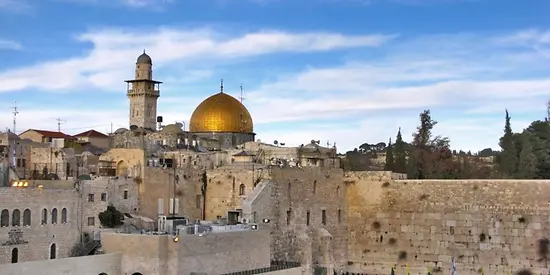 Man sieht die Altstadt Jerusalem mit Menschenmassen im Vordergrund und dem Felsendom im Hintergrund.