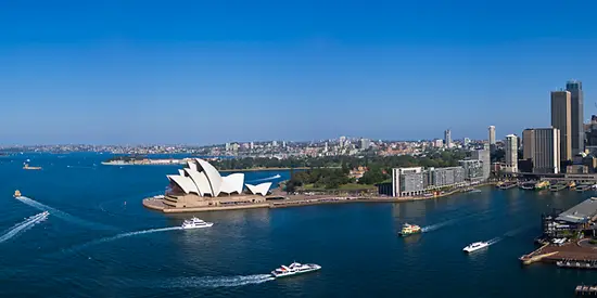 Man sieht das berühmte Opera House in Sydney.