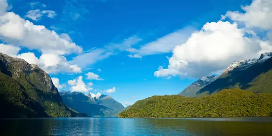 Zusehen ist ein Fluss, der durch eine Berglandschaft fließt.