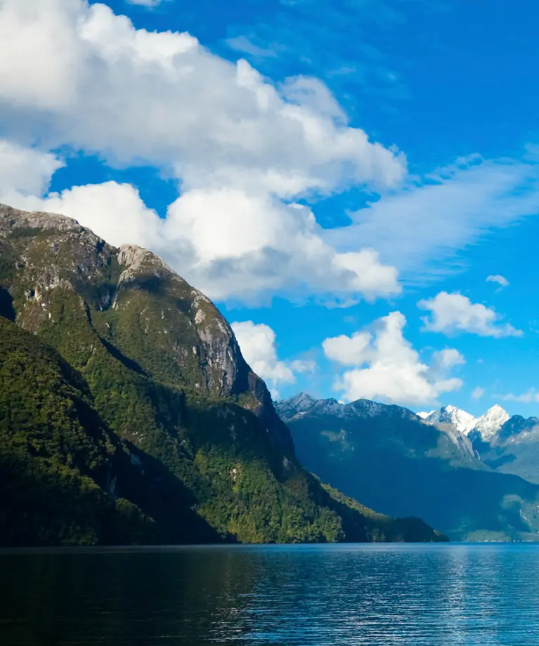 Zusehen ist ein Fluss, der durch eine Berglandschaft fließt.