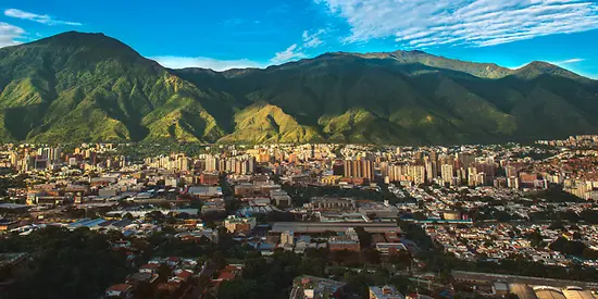 Man sieht die Hauptstadt Caracas und eine Berglandschaft im Hintergrund.