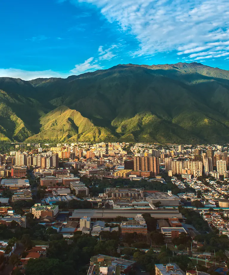 Man sieht die Hauptstadt Caracas und eine Berglandschaft im Hintergrund.