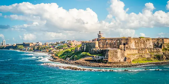 Man sieht die Burg El Morro und die Küste von San Juan.