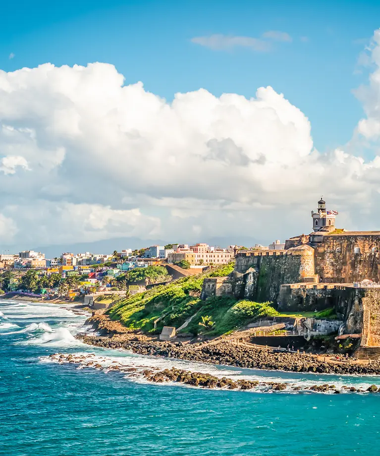 Man sieht die Burg El Morro und die Küste von San Juan.