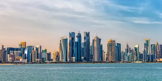 Man sieht die Skyline von Doha in Katar.